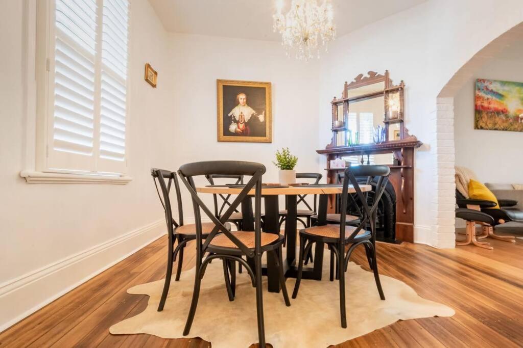 Historic Beauty In The Cbd! Parking And Wifi Appartamento Launceston Esterno foto