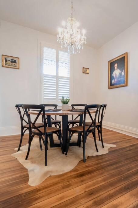 Historic Beauty In The Cbd! Parking And Wifi Appartamento Launceston Esterno foto