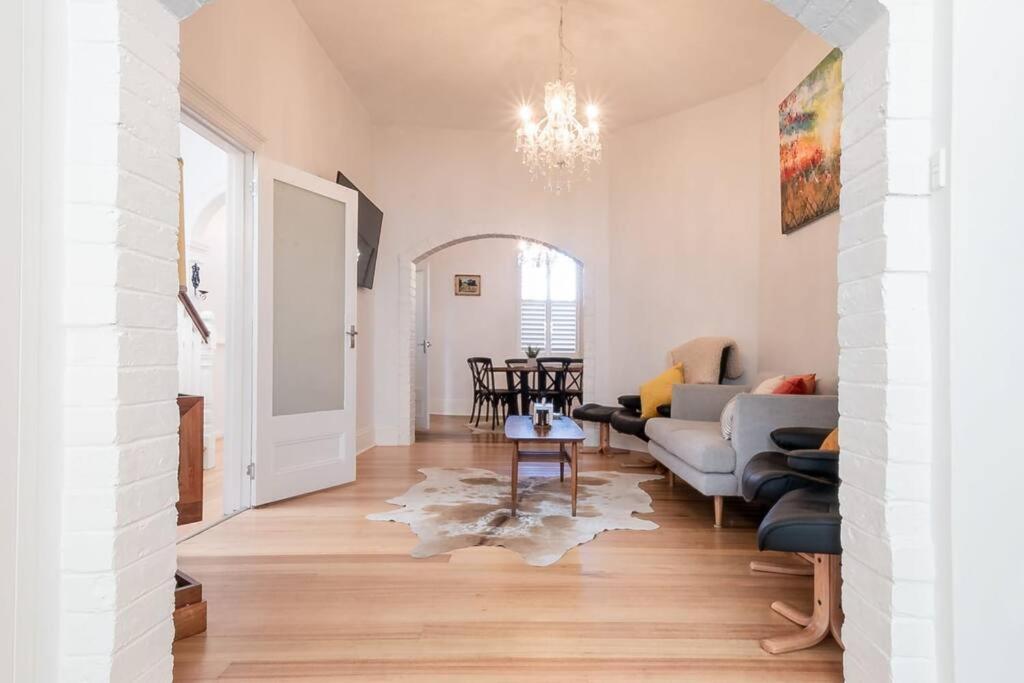 Historic Beauty In The Cbd! Parking And Wifi Appartamento Launceston Esterno foto